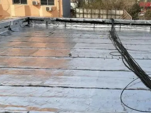 平舆卫生间漏水维修公司分享下平舆屋面楼顶防水刚性防水层施工要点。